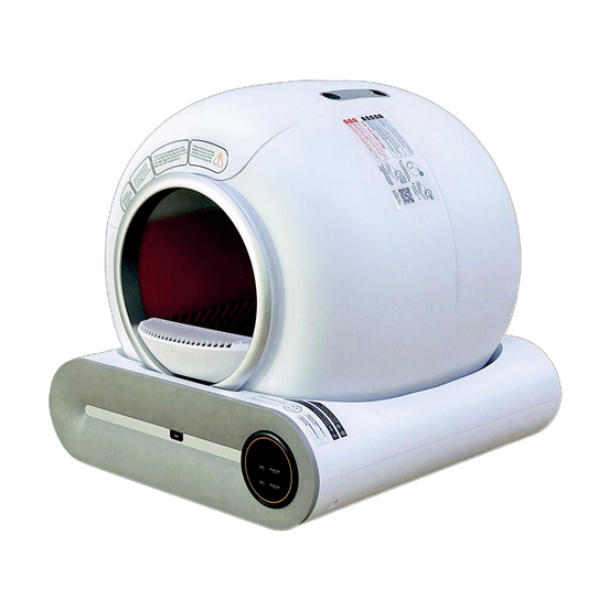 Arenero autolimpiable automático e inteligente para gatos. diseñado con un cuerpo esférico blanco y una base rectangular con detalles en gris. El dispositivo cuenta con una amplia apertura circular de entrada equipada con una rejilla blanca para limpiar las patas, etiquetas de advertencia e instrucciones en la parte superior, y una pequeña pantalla digital circular en la zona frontal de la base.