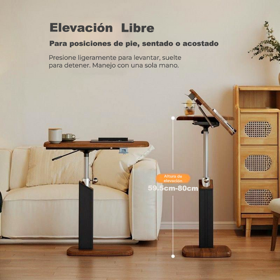 fotografía de una mesa auxiliar para portátil ajustable en altura, mostrando el mueble en dos posiciones distintas junto a un sofá. Incluye texto sobre la "Elevación Libre" para posiciones de pie, sentado o acostado, y detalla un rango de altura ajustable de 59.5 cm a 80.0 cm.
