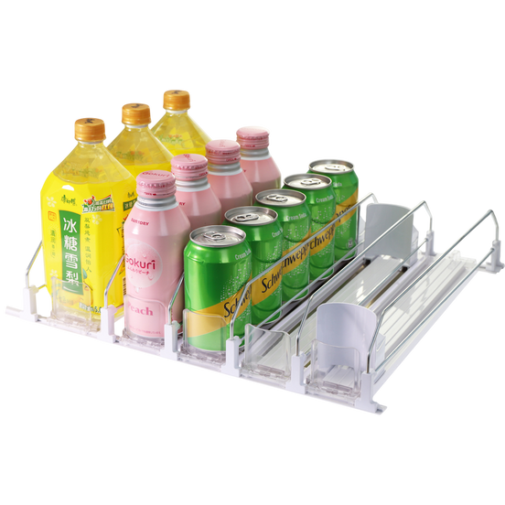 Organizador ajustable con empujador automático para latas y botellas en neveras, cargado con bebidas de diferentes colores sobre fondo blanco.