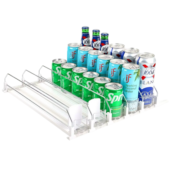 Dispensador automático para nevera con capacidad para múltiples filas de bebidas, mostrando carriles vacíos y otros llenos con latas de Sprite, agua de coco y cerveza sobre fondo blanco.