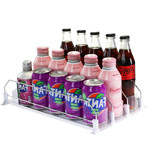 Organizador ajustable con empujador automático para latas y botellas en neveras, cargado con bebidas de diferentes colores sobre fondo blanco.