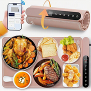 Imagen promocional de la bandeja térmica inteligente para mantener la comida caliente. Se detalla el producto abierto con diferentes preparaciones culinarias sobre su superficie, el panel de control lateral integrado, una flecha naranja que indica cómo se enrolla para guardarlo y la interfaz de una app celular para su gestión remota.