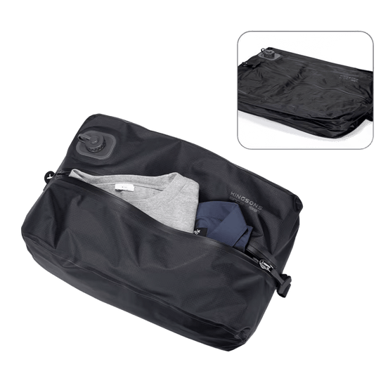 Organizador de viaje negro con sistema de compresión al vacío y válvula, visible en dos estados: abierto mostrando ropa guardada en el compartimento principal y cerrado en un recuadro superior secundario.