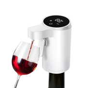 Dispensador automático de líquidos con pantalla digital superior sirviendo vino tinto en una copa, diseñado en un cuerpo cilíndrico blanco.