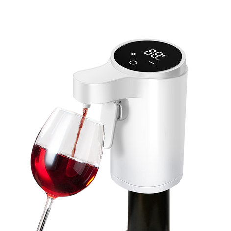 Dispensador automático de líquidos con pantalla digital superior sirviendo vino tinto en una copa, diseñado en un cuerpo cilíndrico blanco.