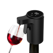 Dispensador automático de líquidos con pantalla digital superior sirviendo vino tinto en una copa, diseñado en un cuerpo cilíndrico negro.