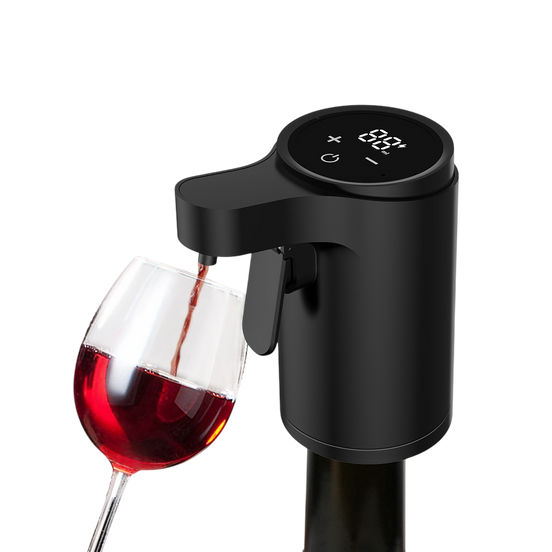 Dispensador automático de líquidos con pantalla digital superior sirviendo vino tinto en una copa, diseñado en un cuerpo cilíndrico negro.