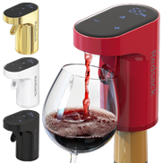 Muestra de las variantes de color del dispensador automático de vino Redsack. En tamaño principal se ve el modelo rojo sirviendo vino con su pantalla digital encendida marcando 65 ml, acompañado en el lateral por los modelos en acabado dorado, blanco y negro mate.