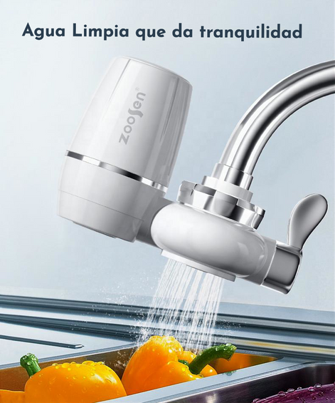 Purificador de agua Zoosen instalado en un grifo de cocina lavando verduras, con texto sobre agua limpia y salud.