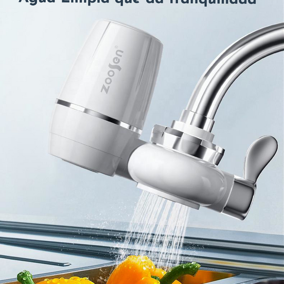 Purificador de agua Zoosen instalado en un grifo de cocina lavando verduras, con texto sobre agua limpia y salud.