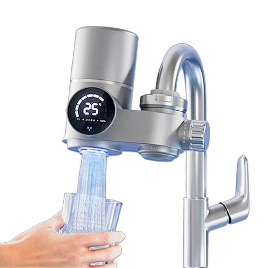 Purificador de agua para grifo en acabado plateado con indicador digital de temperatura y luz LED azul en el flujo de agua, mostrado en uso mientras llena un vaso de cristal.